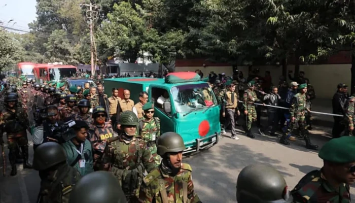 পতাকায় মোড়ানো গাড়িতে মানিক মিয়া অ্যাভিনিউতে নেওয়া হচ্ছে খালেদা জিয়ার মরদেহ