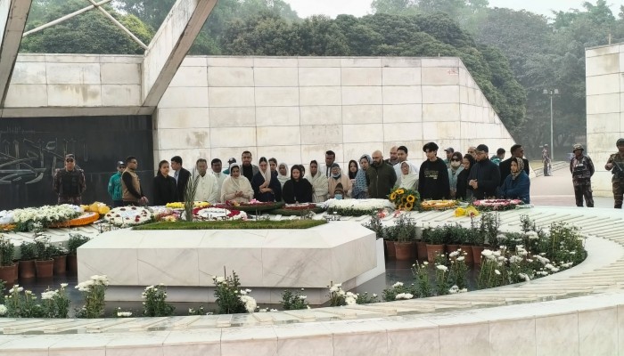 খালেদা জিয়ার কবরে নাতনি জাইমা রহমানসহ পরিবারের সদস্যদের জিয়ারত