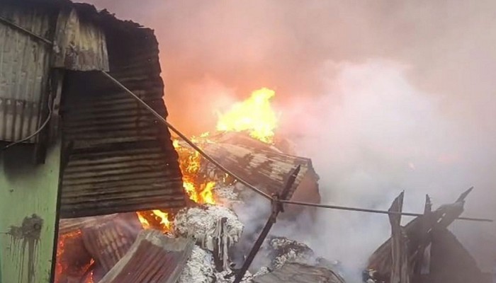 গাজীপুরে ঝুটের গোডাউনে আগুন, নিয়ন্ত্রণে ফায়ার সার্ভিসের ৬ ইউনিট