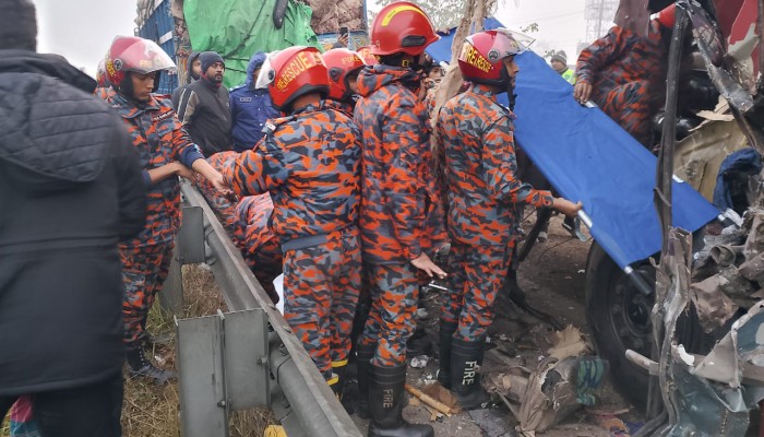 এক্সপ্রেসওয়েতে ট্রাকের পেছনে বাসের ধাক্কা, নিহত ১