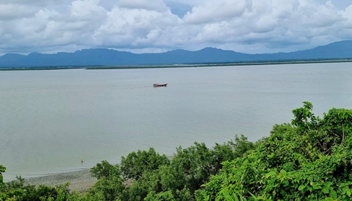 মিয়ানমার থেকে ছোড়া গুলিতে বাংলাদেশি জেলে আহত