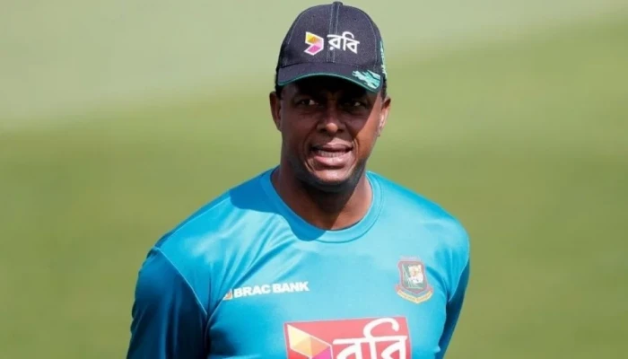 বিশ্বকাপে জিম্বাবুয়ের বোলিং পরামর্শক কোর্টনি ওয়ালশ