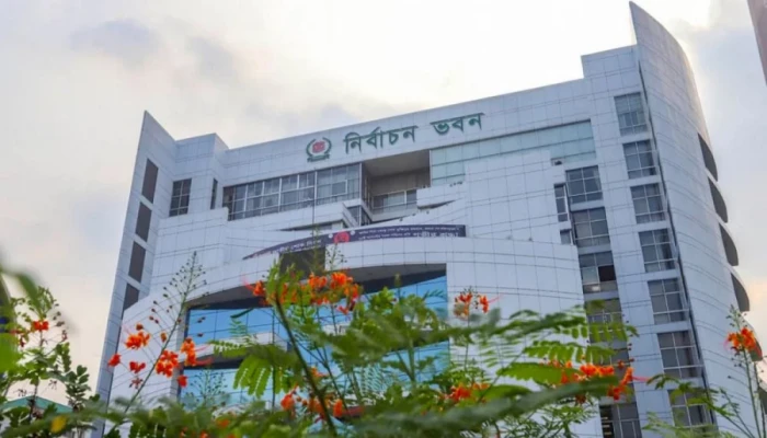 ইসিতে শুনানি চলাকালে হঠাৎ উত্তেজনা