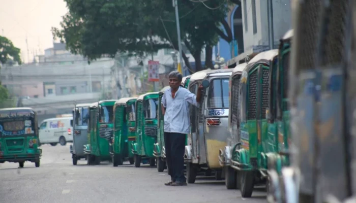 গ্যাস নেই, ভোগান্তিতে বরিশালের থ্রি-হুইলার চালকরা