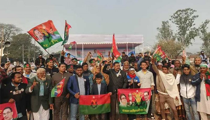 রাজশাহীতে বিএনপির নির্বাচনী জনসভার মঞ্চ প্রস্তুত, মাঠে নেতাকর্মীদের ঢল