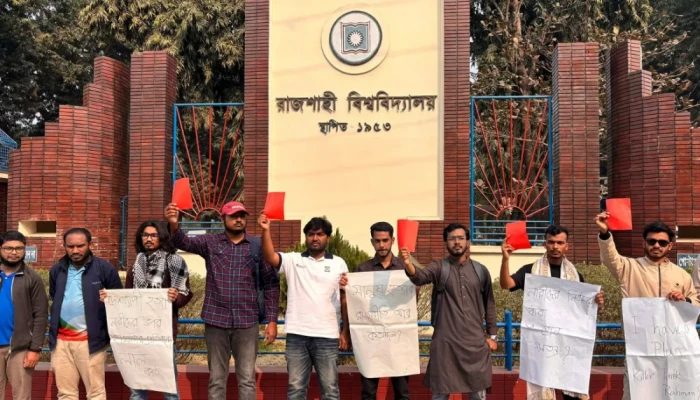 তারেক রহমানের সফরকে কেন্দ্র করে ‘লাল কার্ড’ দেখালেন রাবি শিক্ষার্থীরা