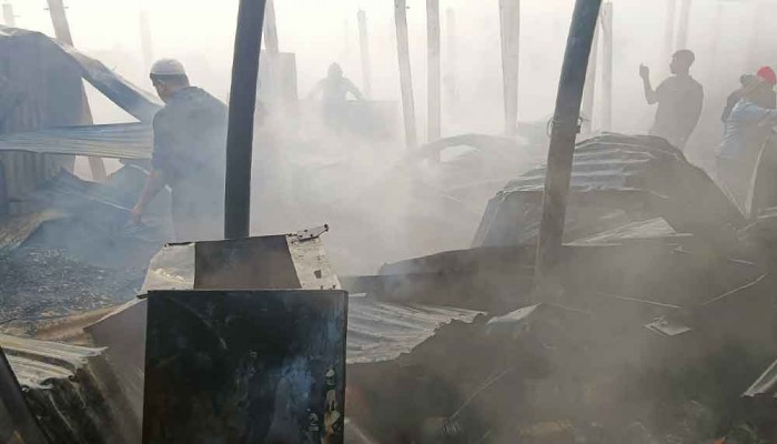 কুমিল্লার  দাউদকান্দিতে আগুনে পুড়ল ২৫ দোকান