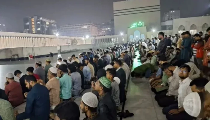 শবে বরাতের রাতে মসজিদে মসজিদে মুসল্লিদের ভিড়