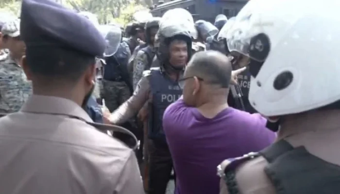 পুলিশের সঙ্গে সরকারি চাকরিজীবীদের সংঘর্ষ, যমুনার সামনে ডিএমপি কমিশনার