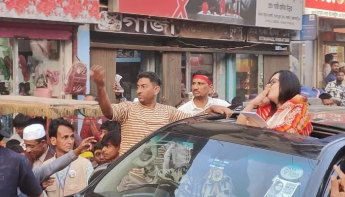 ভোটারদের উদ্দেশে ‘ফ্লাইং কিস’ রুমিন ফারহানার