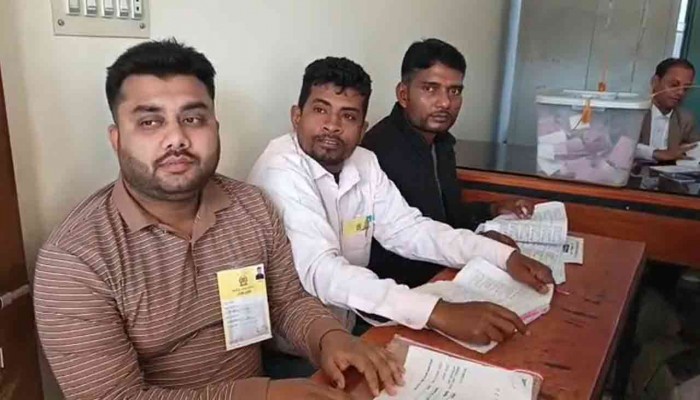 ময়মনসিংহে সহকারী প্রিজাইডিং কর্মকর্তাসহ তিনজন বরখাস্ত