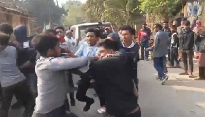 রাজশাহী-৫ আসনের ধানের শীষ ও ফুটবল প্রতীকের সমর্থকদের সংঘর্ষ