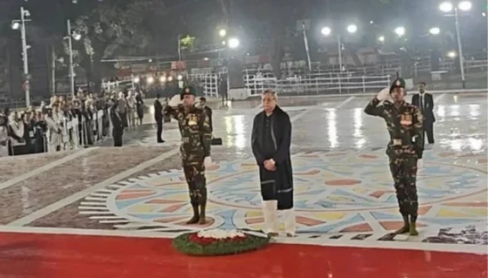 একুশের প্রথম প্রহরে কেন্দ্রীয় শহীদ মিনারে রাষ্ট্রপতির শ্রদ্ধা
