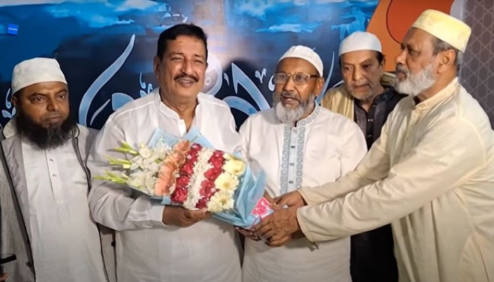 ফুল ও মিষ্টি নিয়ে প্রতিদ্বন্দ্বী প্রার্থীর কাছে মিনু, রাজশাহীর উন্নয়নে একসঙ্গে কাজের অঙ্গীকার