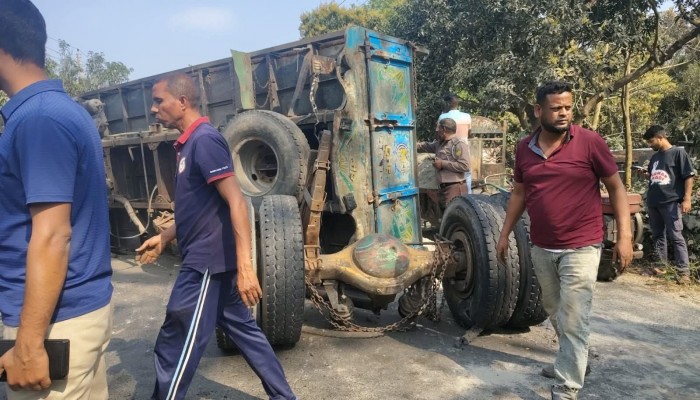 রাজশাহী, কাপাশিয়ায় ট্রাক-কার সংঘর্ষে চালক নিহত, আহত ৪