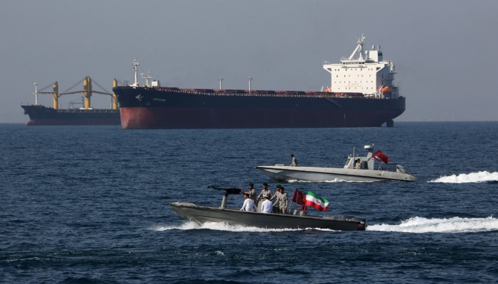 হরমুজ প্রণালী বন্ধ ঘোষণা আইআরজিসির, ‘এক ফোঁটা তেলও বাইরে যাবে না’