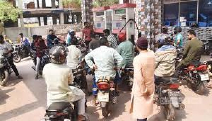 রাজশাহীতে জ্বালানি তেলের সংকট, ফিলিং স্টেশনে দীর্ঘ সারি