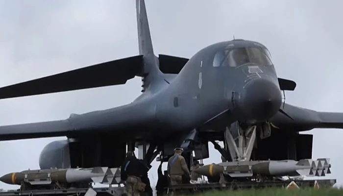 বি-১ বোমারু বিমান মারণাস্ত্রে সজ্জিত করছে যুক্তরাষ্ট্র