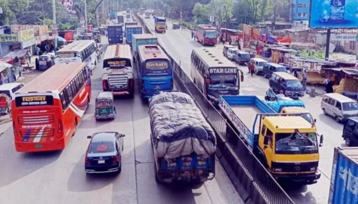 ঈদযাত্রার প্রথম দিনে ঢাকা-চট্টগ্রাম মহাসড়কে যানবাহনের চাপ