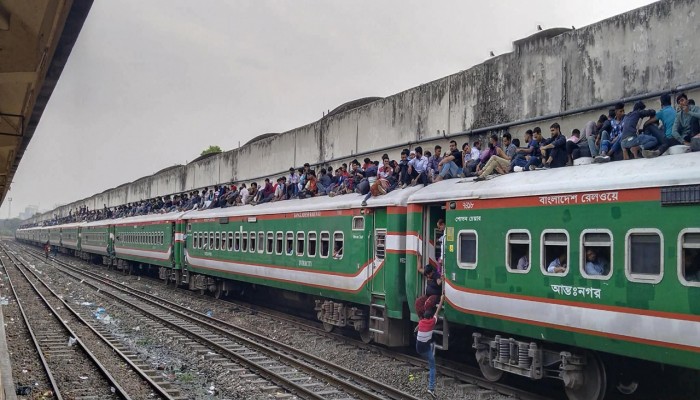 ঈদ ছুটির প্রথম দিন অতিরিক্ত যাত্রী নিয়েই ঢাকা ছাড়ছে ট্রেন