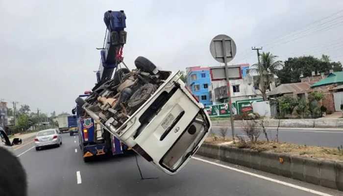মাইক্রোবাসের সিলিন্ডার বিস্ফোরণে প্রাণ গেল ৩ যাত্রীর