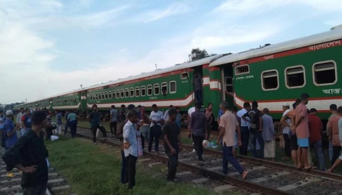 বগুড়ায় ট্রেন লাইনচ্যুত, উত্তরবঙ্গের সঙ্গে ঢাকার রেল যোগাযোগ বন্ধ