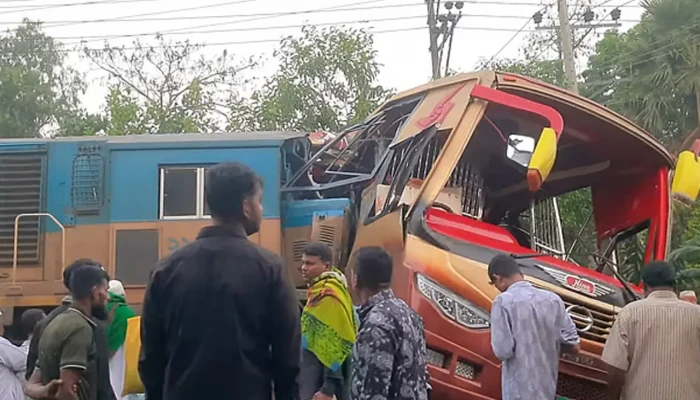 কুমিল্লায় ট্রেন দুর্ঘটনায় ৩ তদন্ত কমিটি গঠন, দুই গেটম্যান বরখাস্ত