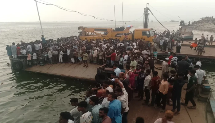 বাস উল্টে নদীতে : ৪ জনের মরদেহ উদ্ধার, নিখোঁজ ৪৫