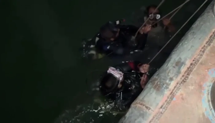 বাস উদ্ধারে যোগ দিচ্ছে ঢাকা ও ফরিদপুরের ডুবুরি দল