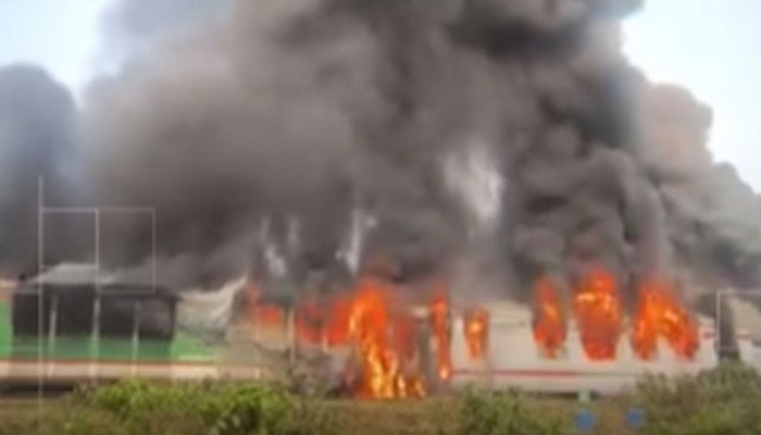 চট্টলা এক্সপ্রেস ট্রেনে ভয়াবহ আগুন