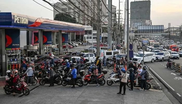 ফিলিপাইনে তীব্র জ্বালানি সংকট, শত শত পেট্রোল পাম্প বন্ধ