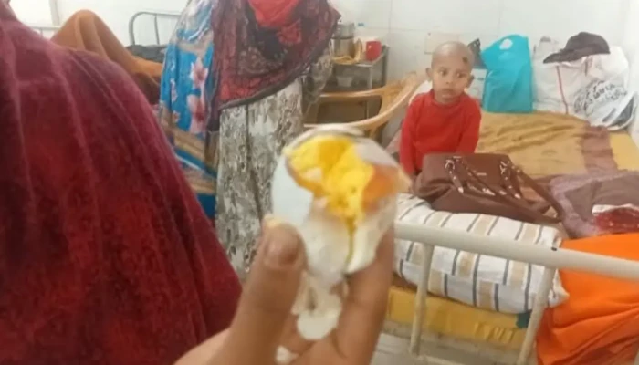 হাসপাতালে রোগীদের নাস্তায় দিচ্ছেন বাচ্চাসহ পচা ডিম