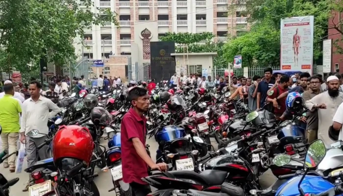 ফুয়েল কার্ড সংগ্রহে মানুষের ঢল