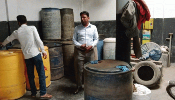 রাজশাহী  গোদাগাড়ীতে অবৈধভাবে জ্বালানি তেল মজুদ করায় ২৫ হাজার টাকা জরিমানা