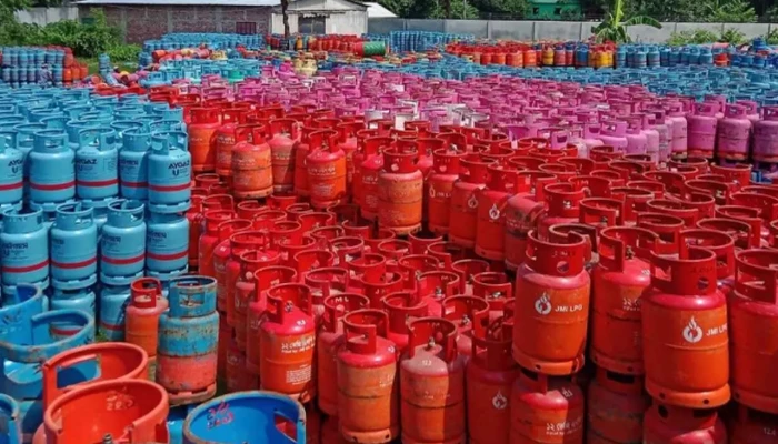 এলপি গ্যাসের দাম বাড়বে না কমবে, জানা যাবে বৃহস্পতিবার