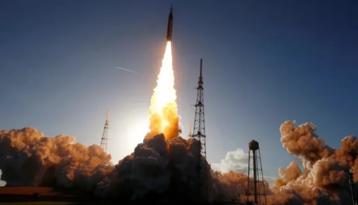 ৫০ বছর পর আবারও চাঁদের অভিমুখে নভোচারীরা