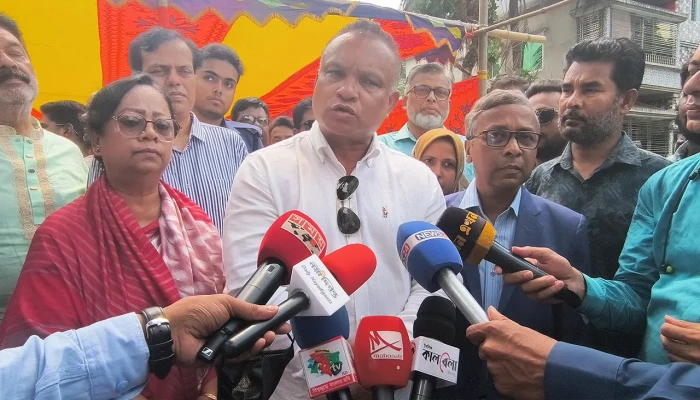 দেশে পর্যাপ্ত পরিমাণ টিকার মজুত রয়েছে : স্বাস্থ্য উপদেষ্টা