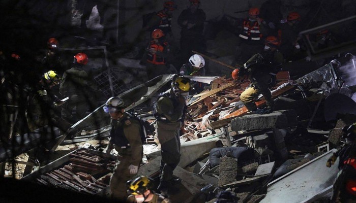 ইরানের হামলায় ইসরাইলে ভবন ধ্বংস, রাতভর উদ্ধার অভিযান