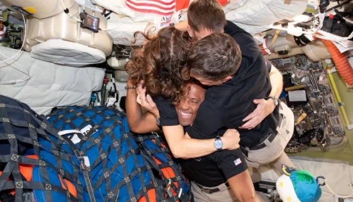 চাঁদ জয় ও বিশ্বরেকর্ড গড়ে নিরাপদে পৃথিবীতে চার নভোচারী