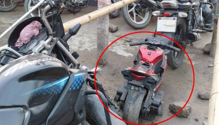 তেলের লাইনে দেখা মিলল খেলনা মোটরসাইকেলের