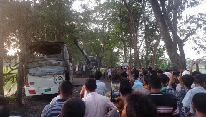 চলন্ত বাসে ভয়াবহ আগুন, নিহত ১