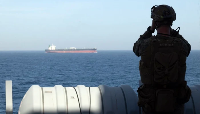 মার্কিন নৌবাহিনীকে ফাঁকি দিয়ে বন্দরে পৌঁছাল ইরানি জাহাজ