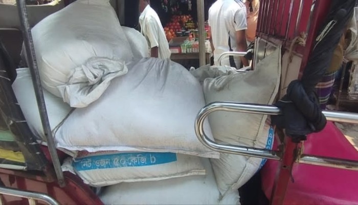 টিসিবির চাল পাচারকালে ইজিবাইক আটক