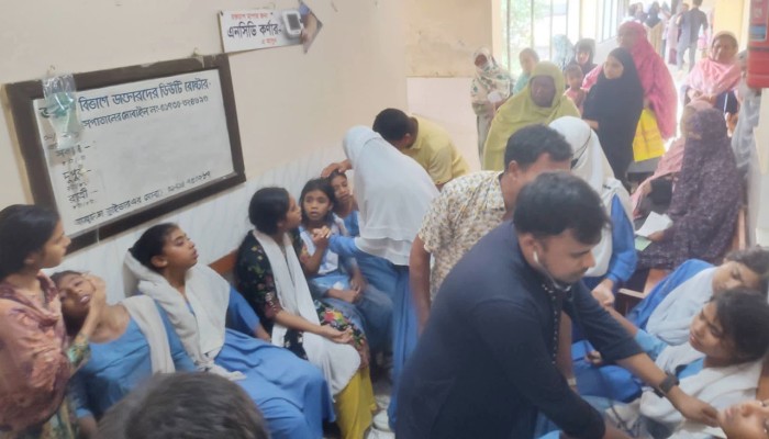 পাবনায় ক্লাস চলাকালে অসুস্থ ৭০ শিক্ষার্থী, হাসপাতালে ভর্তি