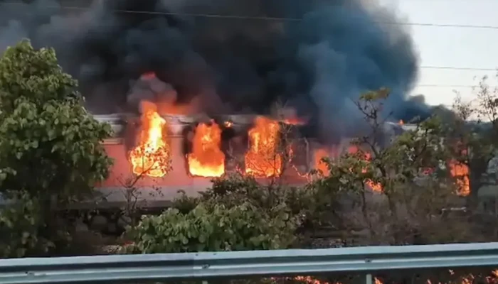 দিল্লিগামী চলন্ত ট্রেনে আগুন