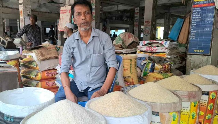 নওগাঁয় ভরা মৌসুমেও বাড়ল চালের দাম, বিপাকে ক্রেতারা