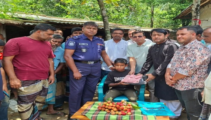 শিবগঞ্জে লিচু চুরির অভিযোগে শি/শু/কে নি/র্যা/ত/ন,প্রতিমন্ত্রীর নির্দেশে লিচু ও উপহার প্রদান
