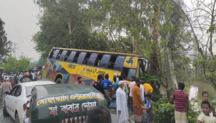 সিরাজগঞ্জে বাসচাপায় অটোভ্যানের ৩ যাত্রী নিহত