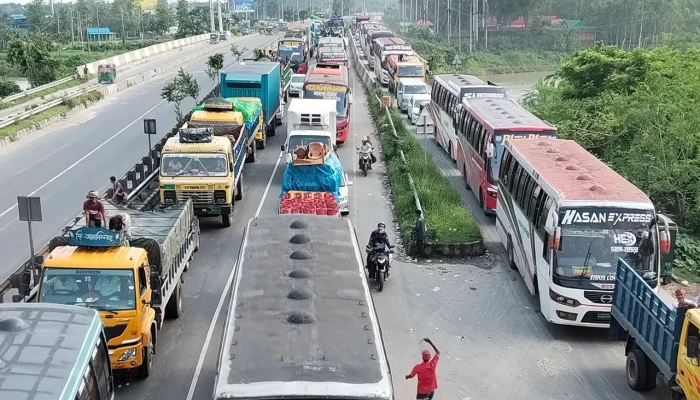 ঢাকা-টাঙ্গাইল মহাসড়কে ১৮ কিলোমিটার যানজট