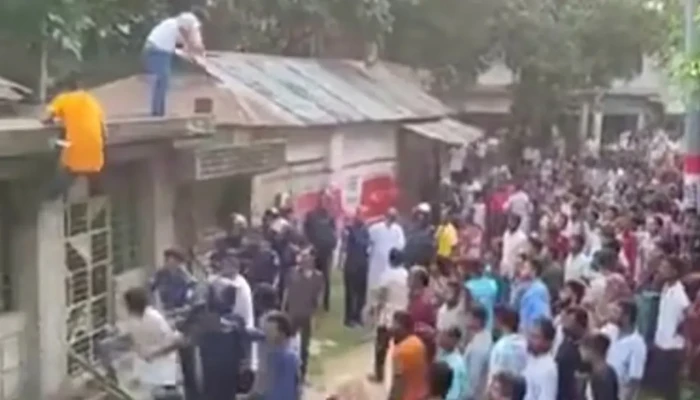 কলেজছাত্রকে ছুরিকাঘাতে হত্যা, অভিযুক্তদের বাড়ি ভাঙচুর-অগ্নিসংযোগ